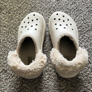 CROCS Faux-Fur Lined Classic Clog in Cream. Size: W- 10, M- 8